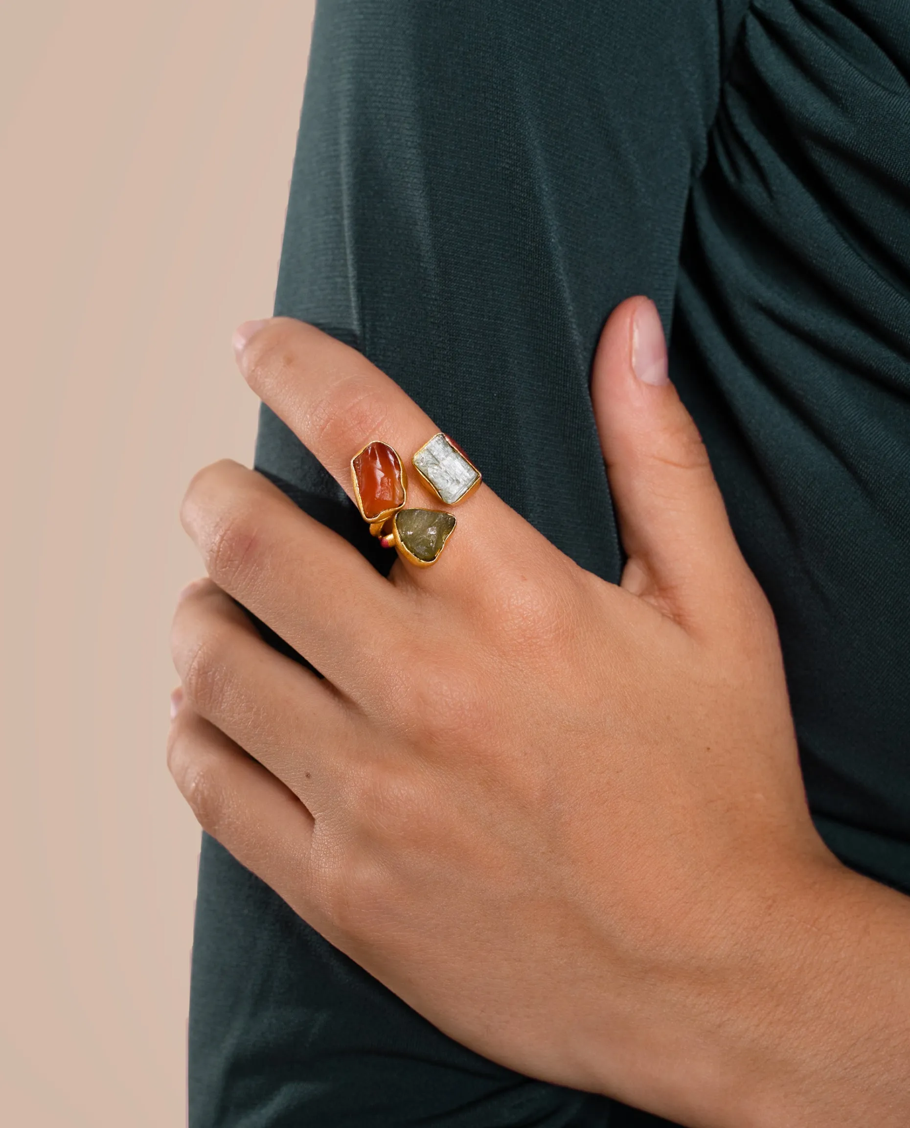 ANILLO TRINITY APRICOT · BAÑO ORO