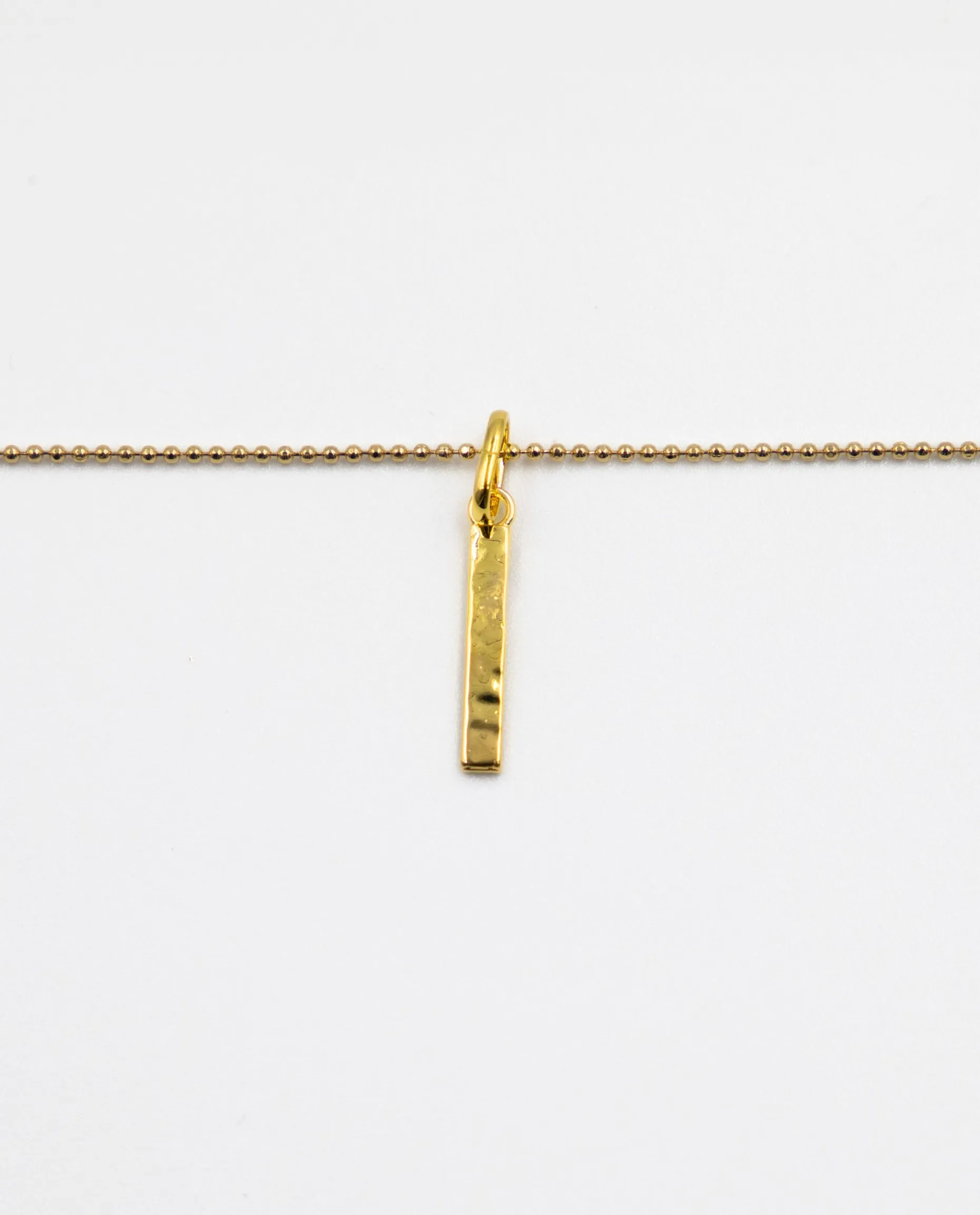 COLLAR LETRA AMULET · BAÑO ORO