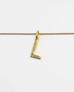 COLLAR LETRA AMULET · BAÑO ORO