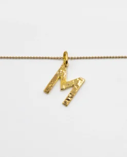 COLLAR LETRA AMULET · BAÑO ORO