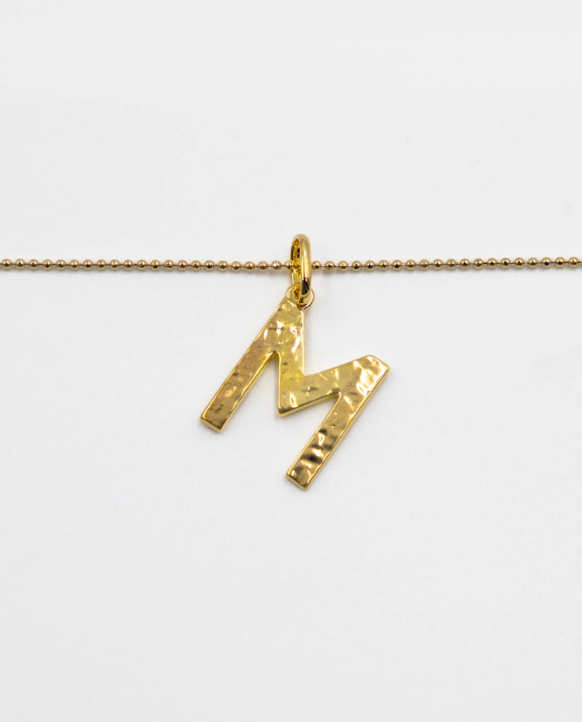 COLLAR LETRA AMULET · BAÑO ORO