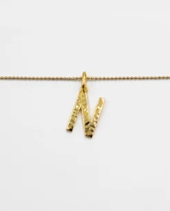 COLLAR LETRA AMULET · BAÑO ORO
