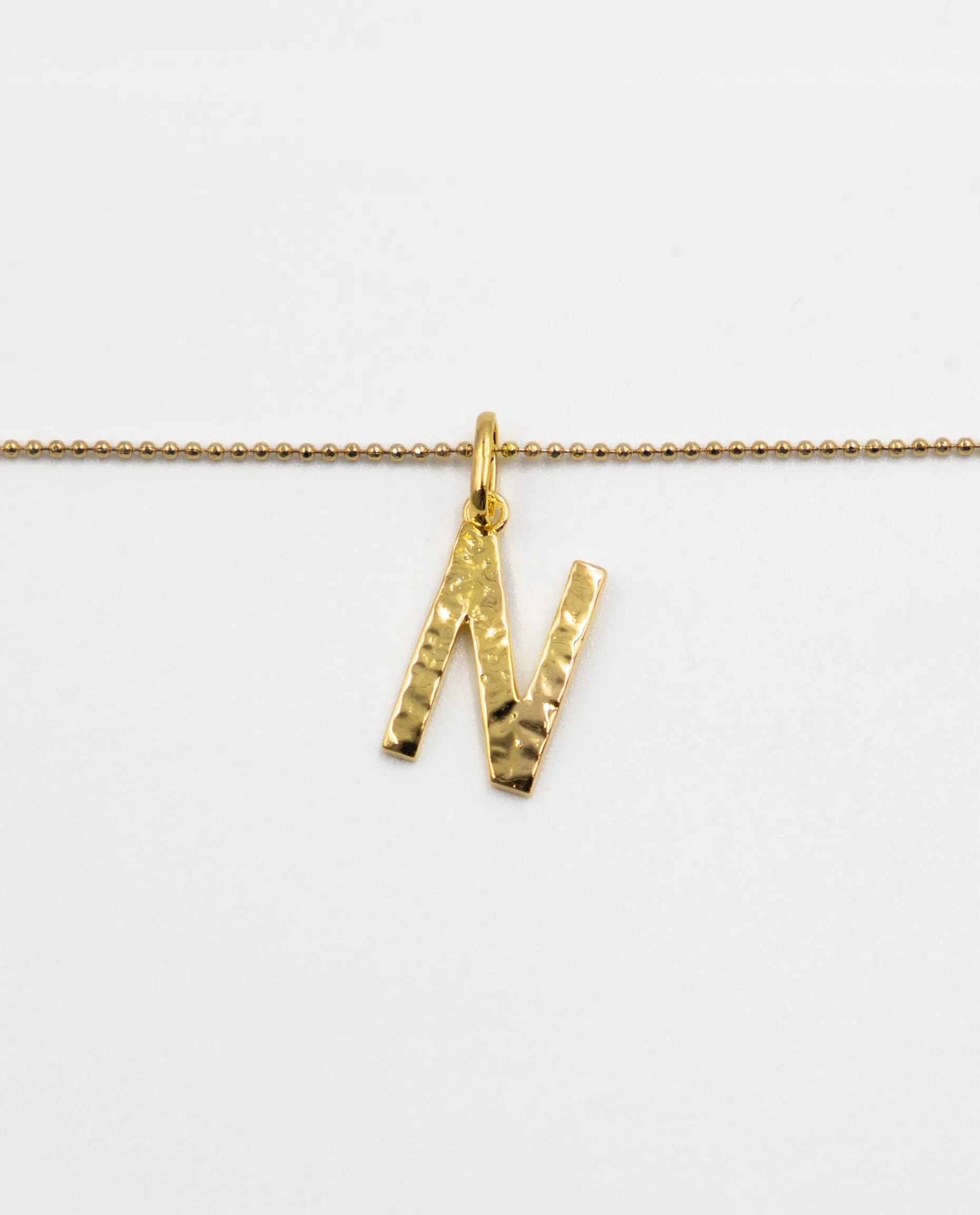 COLLAR LETRA AMULET · BAÑO ORO