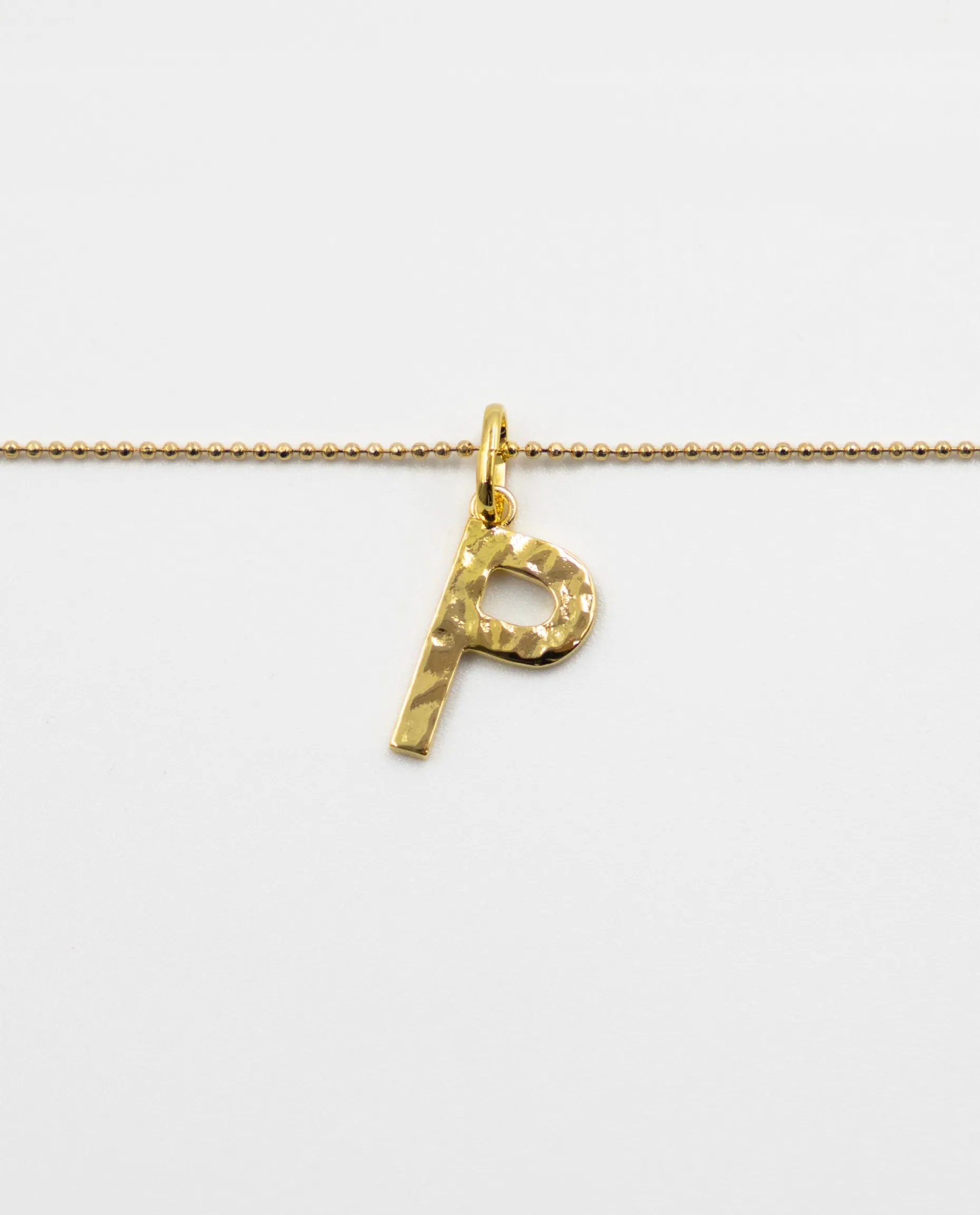 COLLAR LETRA AMULET · BAÑO ORO