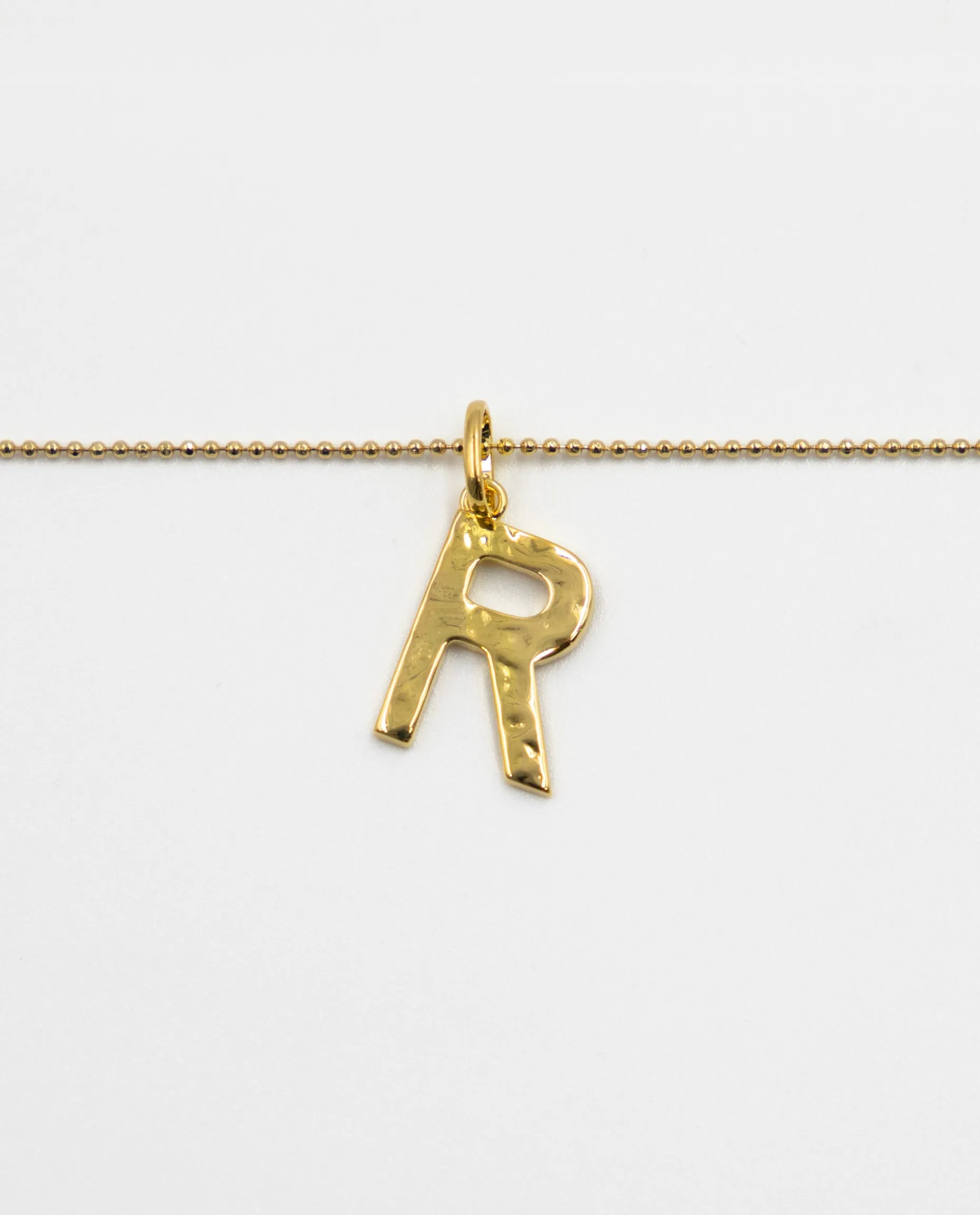 COLLAR LETRA AMULET · BAÑO ORO