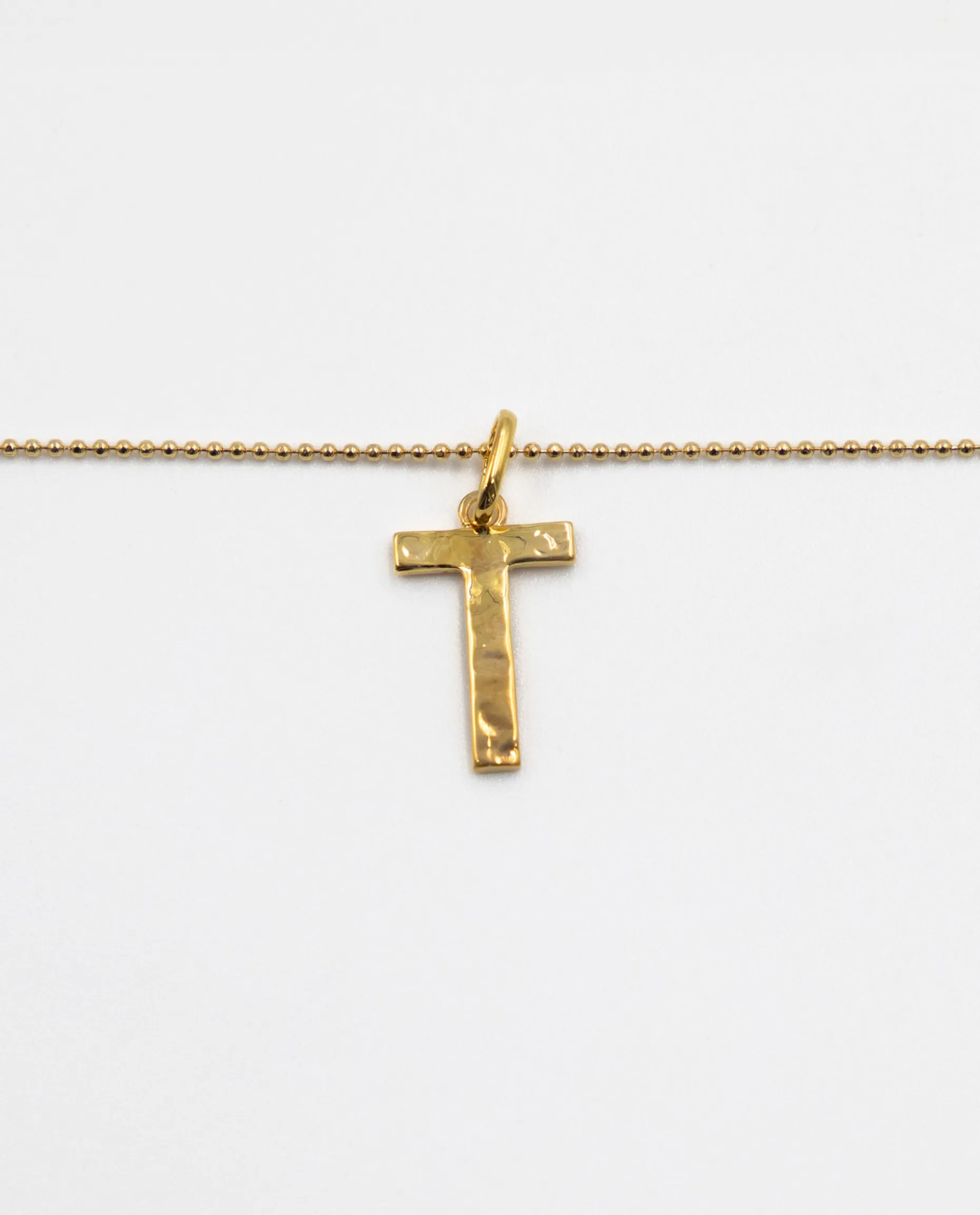 COLLAR LETRA AMULET · BAÑO ORO