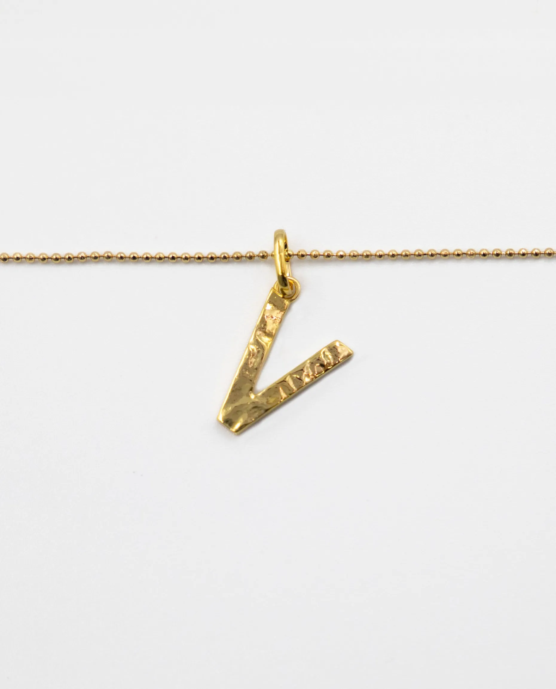 COLLAR LETRA AMULET · BAÑO ORO