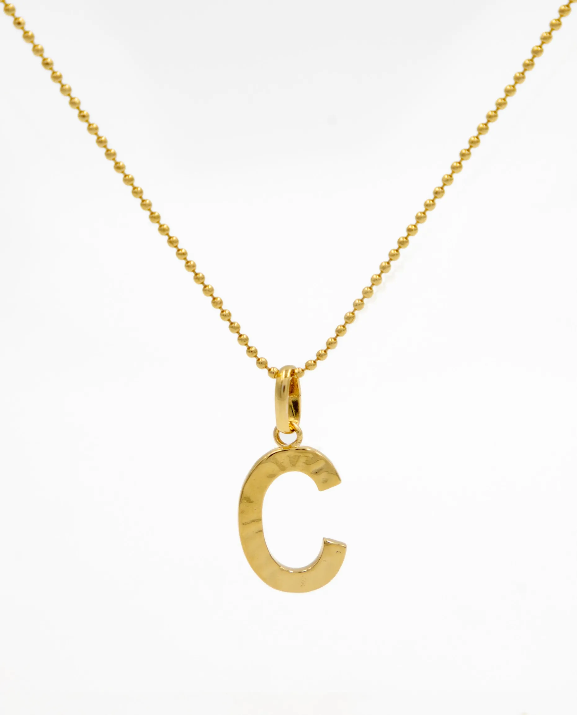 COLLAR LETRA AMULET · BAÑO ORO