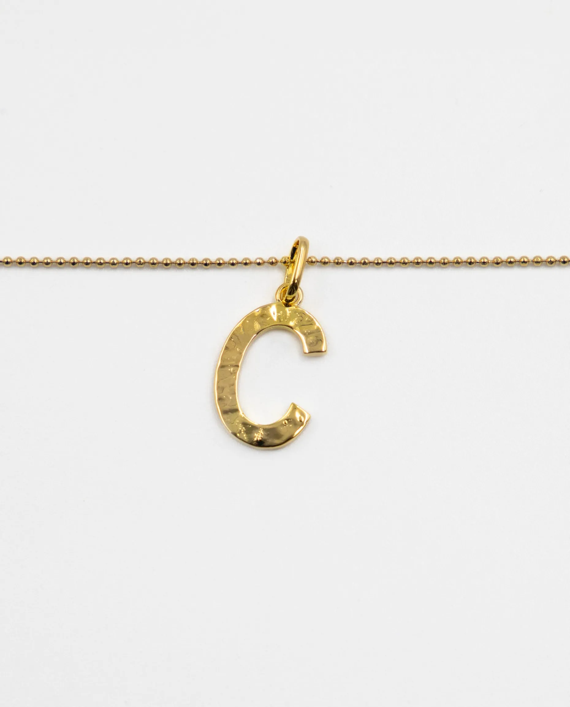 COLLAR LETRA AMULET · BAÑO ORO