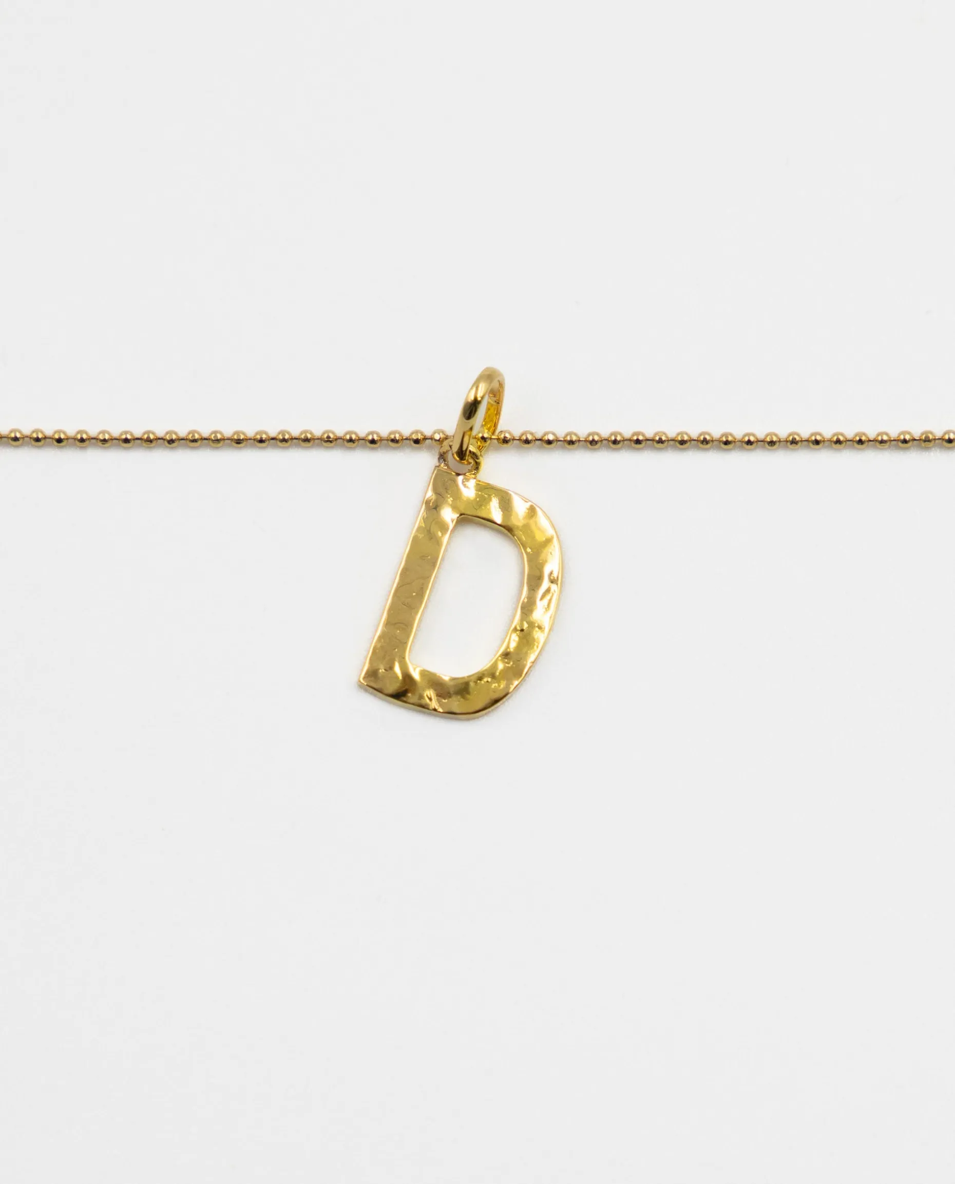 COLLAR LETRA AMULET · BAÑO ORO