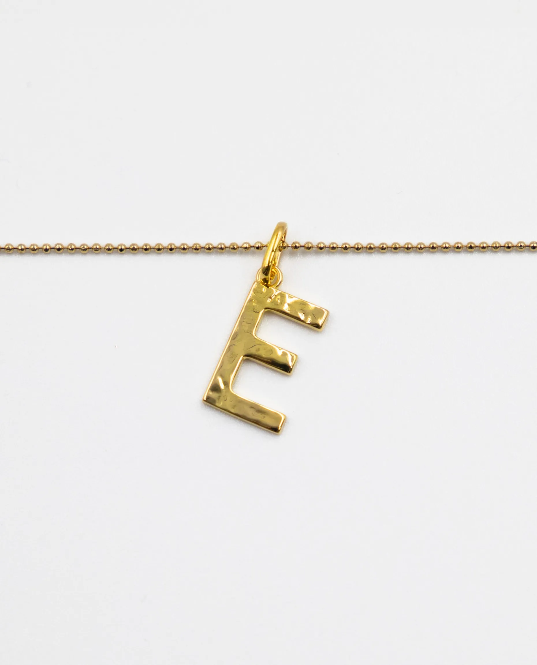 COLLAR LETRA AMULET · BAÑO ORO