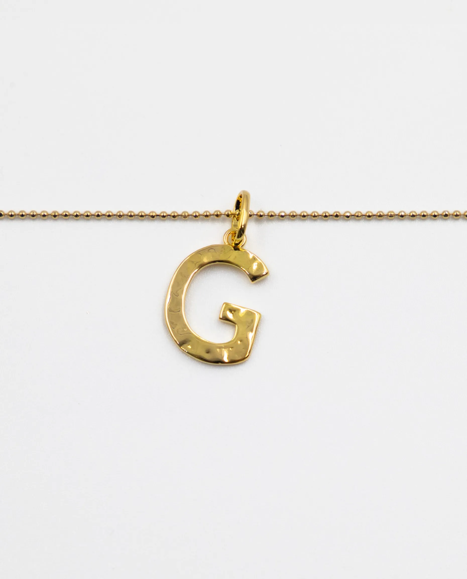 COLLAR LETRA AMULET · BAÑO ORO