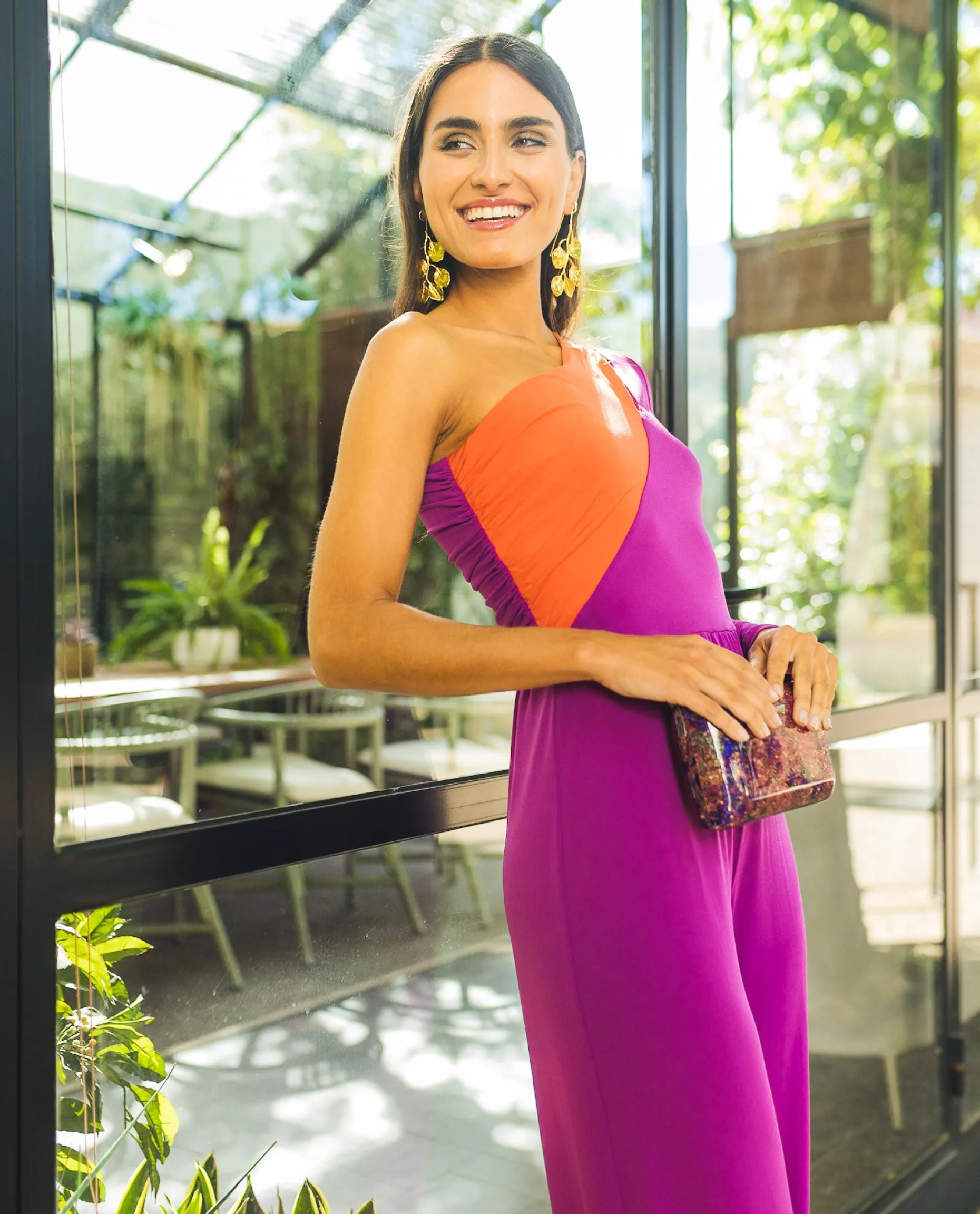 MONO MRS. RIVERA · NARANJA Y BUGANVILLA