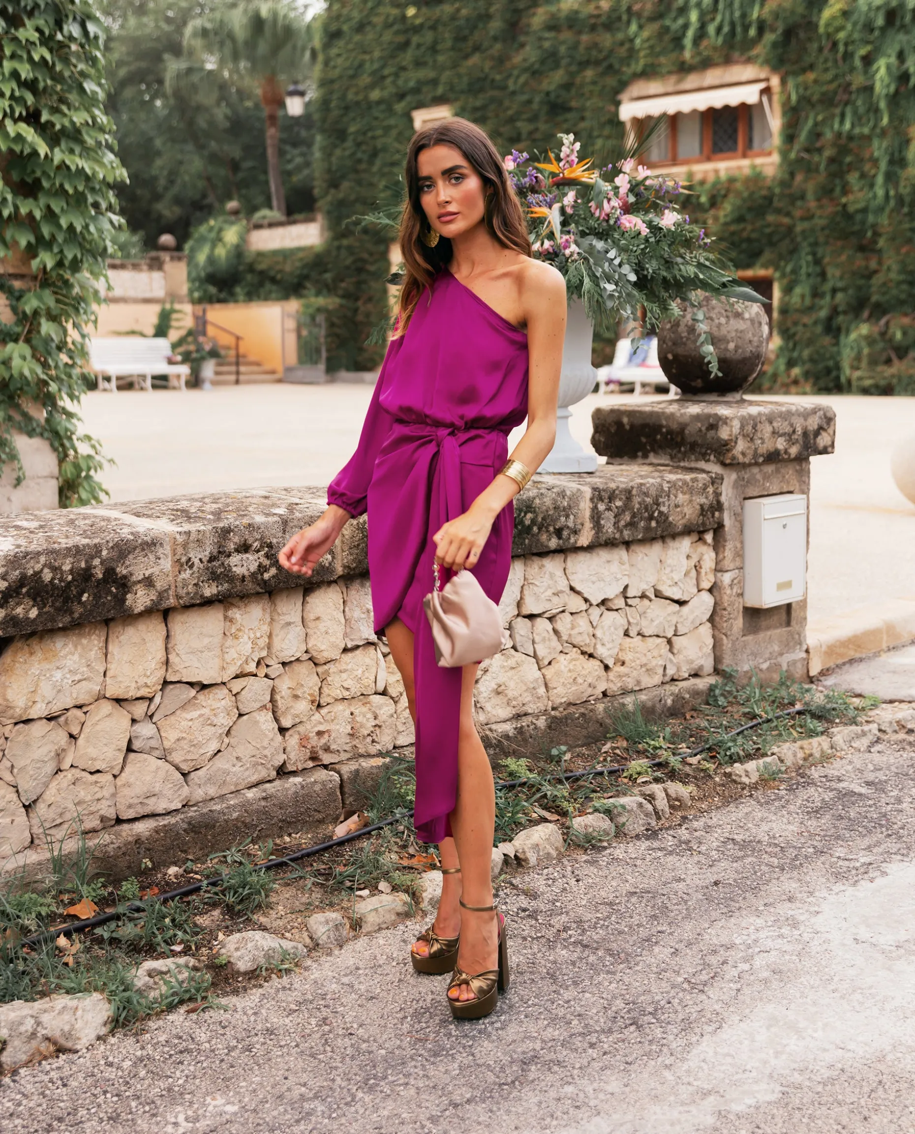 VESTIDO MRS. VERGARA · CIRUELA